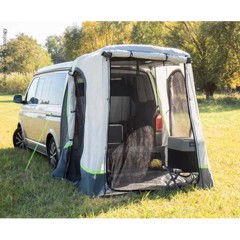 Tält fastsatt till VW Transporter i gräset. Extra rum med nät dörrar för ventilation.